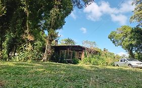 CHALÉ ALPINO RAIZ TODO MOBILIADO COM 2 QUARTOS COZINHA SALA BANHEIRO NATUREZA 2 KM centro